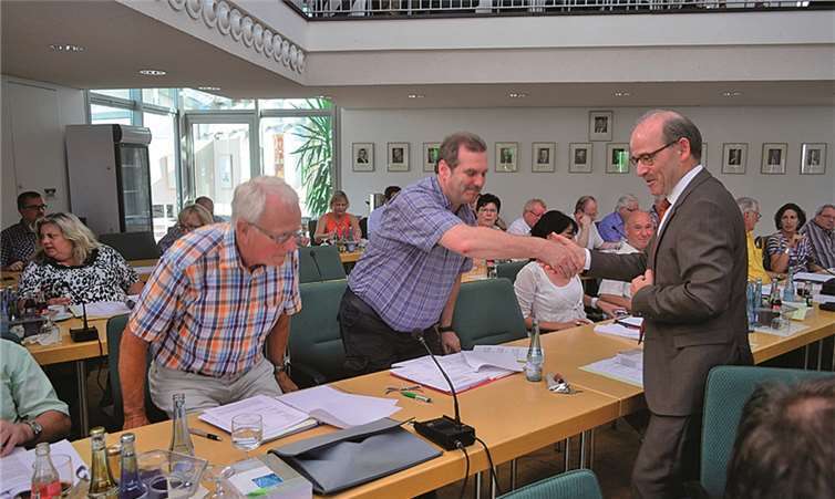 Mit Handschlag verpflichtete VG Bürgermeister Georg Hollman die Ratsmitglieder auf ihr Mandat. -HEP-