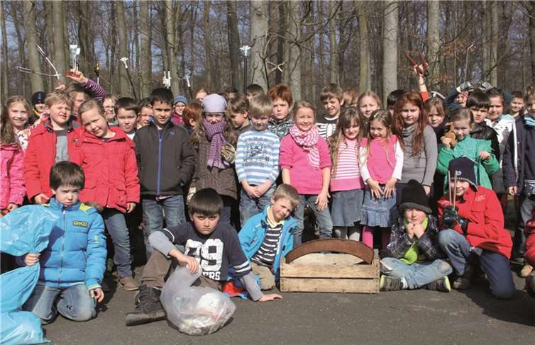 Mit Handschuhen, Greifzangen und Müllbeuteln gewappnet, machten sich die Grundschüler auf den Weg zur Säuberungsaktion. privat