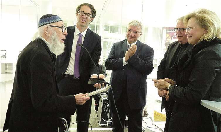 Mit Heijo Hangen wurde eine Ausnahmeerscheinung des Kunstbetriebs mit dem Hanns-Sprung-Preis ausgezeichnet. Dazu gratulierten (v. r.) AKM-Vorsitzende Elisabeth Hansen, Kultur-Staatssekretär Walter Schumacher, der Koblenzer Oberbürgermeister Prof. Dr. Joachim Hofmann-Göttig und Dr. Markus Bertsch, Direktor des Mittelrheinmuseums. BSB