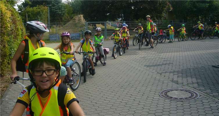 Mit Helm und Warnweste ging es per Fahrrad in Richtung Urmitz.Fotos: privat