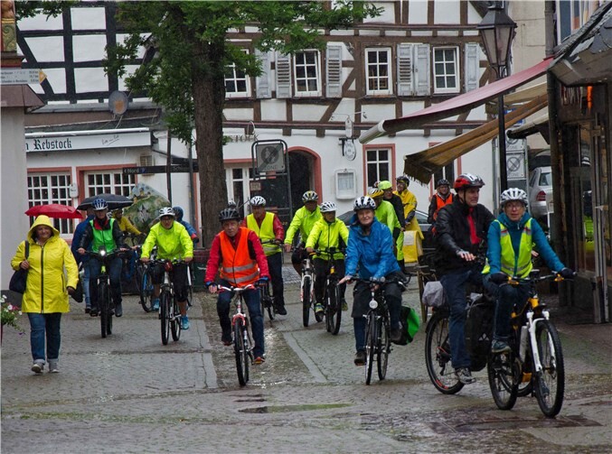 Mit Helmen und Warnwesten waren dieTeilnehmer optimal vorbereitet und sicher unterwegs.