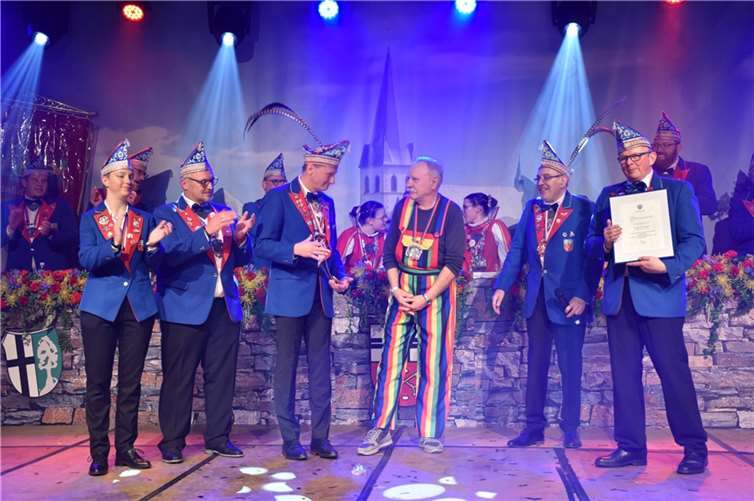 Mit Helmut Bürger konnte die KG Unkel jemanden auszeichnen, der im Bürgerverein Heister kontinuierlich und unermüdlich viel leistet. Quellen: KG Unkel