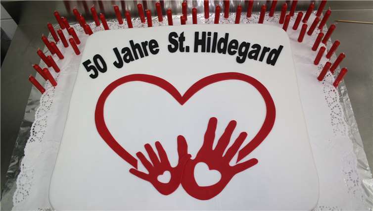 Mit Herz Hand in Hand: Das Motto der Kindertagesstätte St. Hildegard fand sich auch auf dem Geburtstagskuchen wieder.