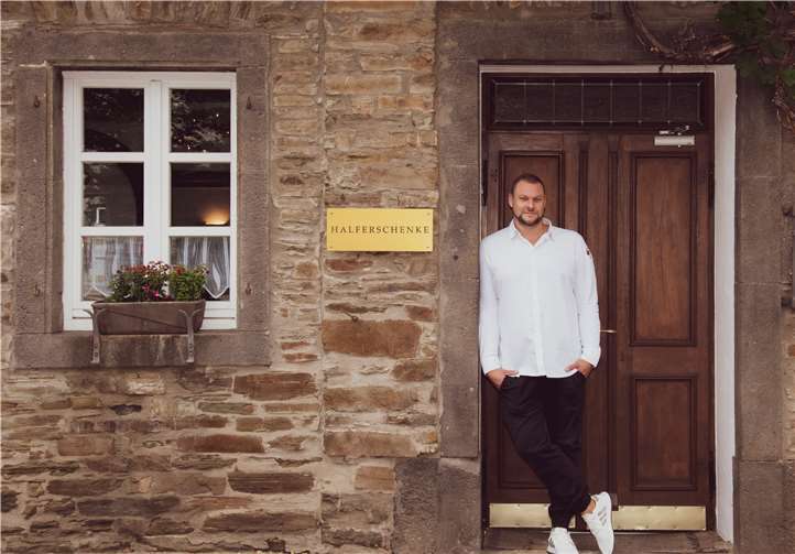 Mit Herz, Kompetenz und Verstand - und gemeinsam mit seiner Frau Carina - führt Christoph Schmah das „Landhaus Halferschenke“.