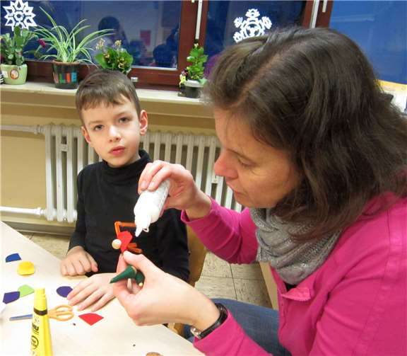 Mit Hilfe der Eltern wurden Engel, Wichtel, Perlensterne und Papiersterne hergestellt.privat