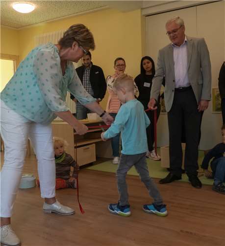 Mit Hilfe der Leiterin, Melanie Elmers und Stadtbürgermeister Michael Thiesen wurde das rote Band von Finn Kosel zerschnitten und somit die zweite Gruppe der Kita Pusteblume ihrer Bestimmung übergeben. Foto: privat