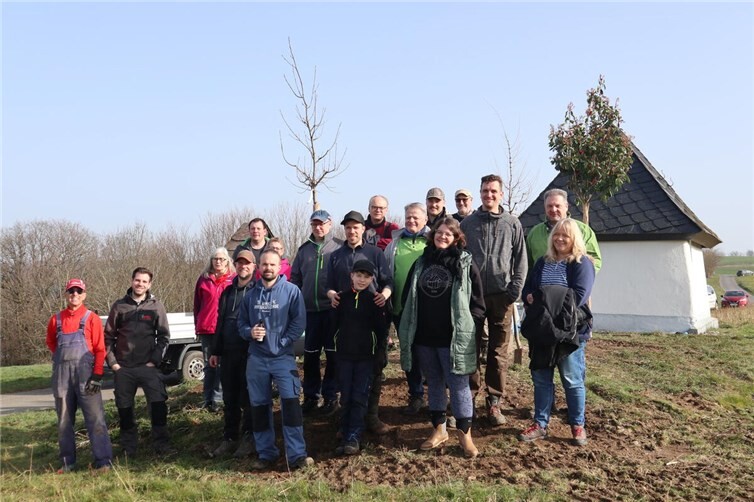Mit Hilfe der Mitglieder des Dorfvereins Glockscheid-Wüscheid und regionaler Unternehmer wurden am Luh-Kapellchen drei neue Bäume gepflanzt.