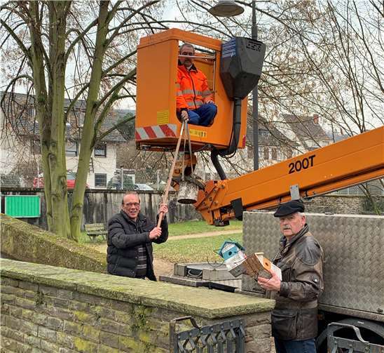 Mit Hilfe des Bauhofs wurden die Nistkästen angebracht. Foto: privat