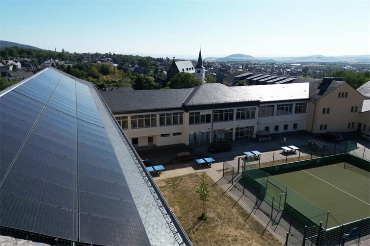 Mit Hilfe des KIPKI-Programms wurde auf dem Dach der Grundschule Pfarrer Bechtel in Mendig eine Photovoltaikanlage (60 Kilowatt-Peak (kWp)) in Verbindung mit einem Batteriespeicher errichtet.