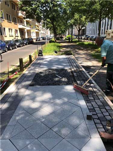 Mit Hilfe einer Probepflasterung überprüfen Planer die Farben und Oberflächen der Materialien für den kommenden Ausbau der Südallee. Foto: Stadt Koblenz