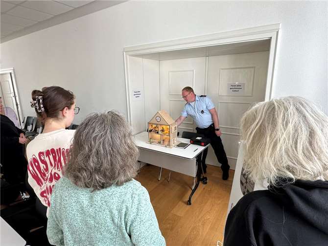 Mit Hilfe eines Rauchhauses erklärte Christopher Wittig die Gefahren eines Brandes – von der Rauchgasvergiftung bis zum „Durchzünden“. Foto: Stefan Pauly/VG-Verwaltung Mendig