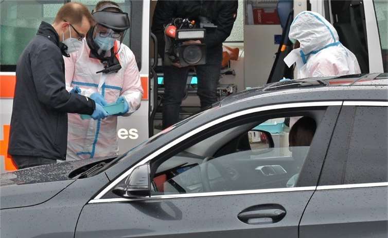 Mit Hilfe professioneller Mitarbeiter des Deutschen Roten Kreuzes sowie geschulter Freiwilliger werden im Corona-Schnelltest Drive-In auf dem Flugplatz Mendig kostenfrei PoC-Antigen-Schnelltests für alle Bürgerinnen und Bürger ohne Krankheitssymptome angeboten. Foto: Verbandsgemeinde Pellenz