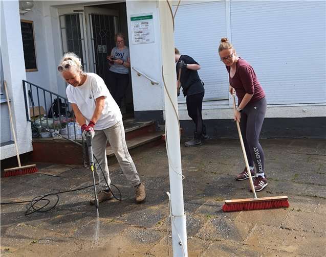 Mit Hochdruckreinigern und Straßenbesen wurde der Platz gereinigt.Foto: privat
