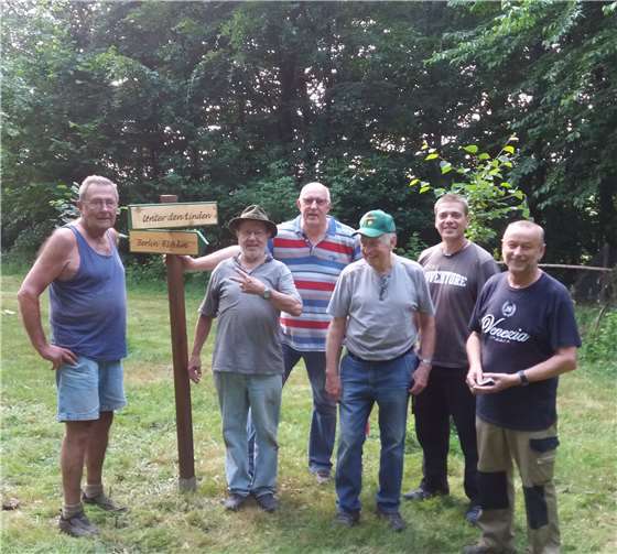 Mit Humor bei der Sache: Schildermacher Lothar Holzapfel (rechts) aus Muscheid mit den Ehrenamtlichen der AG Naturschutz.privat