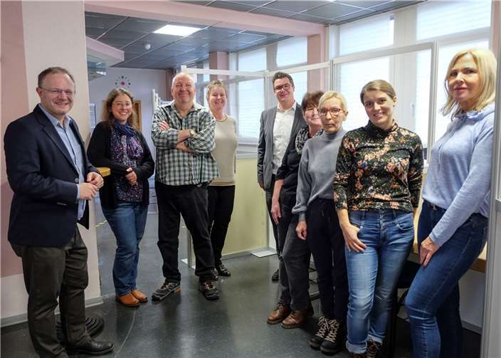 Mit Inkrafttreten des neuen Wohngeld-Plus-Gesetzes eröffnete die Wohngeldstelle ein neues Frontoffice im ehemaligen VHS-Café. Oberbürgermeister Jan Einig (li.) und Bürgermeister Peter Jung (mittig) danken dem Team um Amtsleiterin Regina Berger (4.v.li.) und Sandra Mette (2.v.li.) für ihren Einsatz zugunsten der Bürgerinnen und Bürger Neuwieds. Quelle: Stadt Neuwied