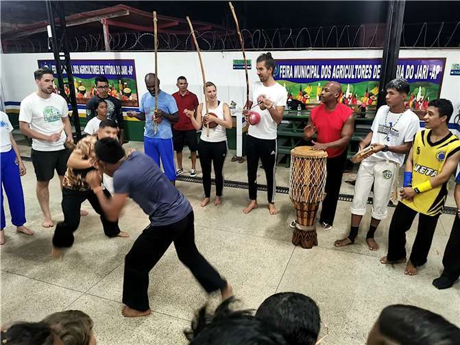 Mit Instrutor Profeta konnten Capoeira-Instrumente gebaut und Tänze erlernt werden.  Quelle: Arte Capoeira Brasilianische Kultur e.V.