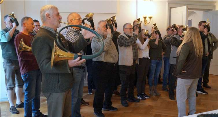Mit Jagdsignalen umrahmten unter Hornmeisterin Wilma Wagner die Jagdhornbläser die Versammlung der Jäger im Kursaal von Bad Betrich.  Foto: Benedikt Schmitt