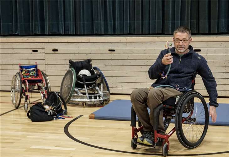 Mit Kabelsträngen veranschaulichte Jörg Holzem den Grad seiner Behinderung. Foto EP