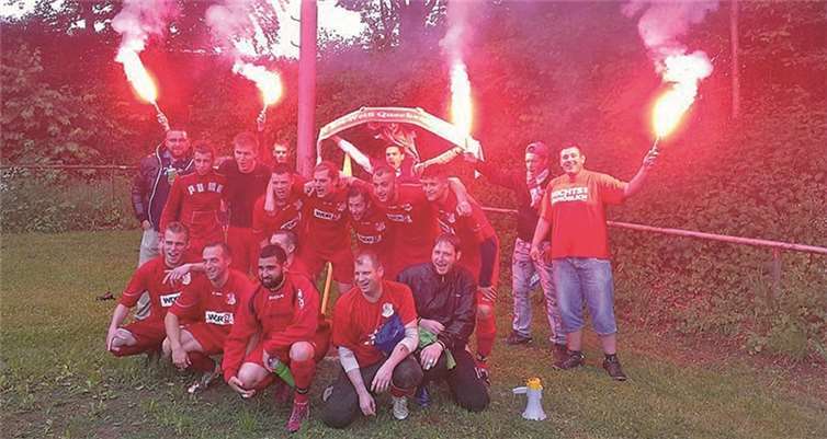 Mit Kämpferherz und Leidenschaft den Aufstieg geschafft: Die Mannschaft des SV RW Queckenberg. privat