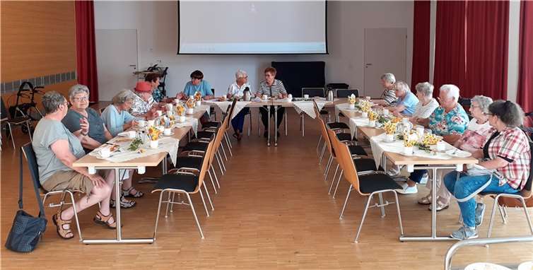 Mit Kaffee und Kuchen begann man die Kaffeerunde und viele trafen sich mal nach langer Zeit, durch Corona bedingt, wieder. Foto: privat