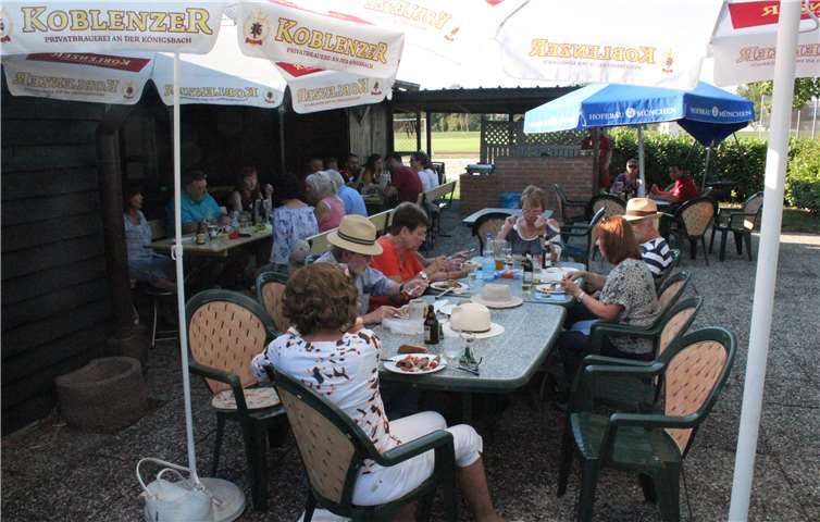 Mit Kaffee und Kuchen genossen die Anwesenden das herrliche Wetter.Foto: privat