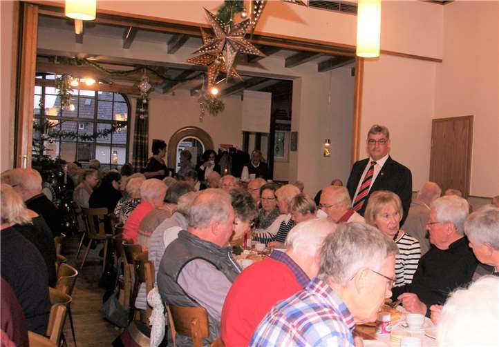 Mit Kaffee und Kuchen wurden die älteren Bürgerinnen und Bürger verwöhnt. Privat