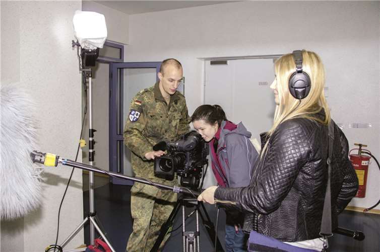 Mit Kamera und Mikrophon bewaffnet: Schülerinnen besuchen das ZOpKomBw in Mayen. Zentrum Operative Kommunikation der Bundeswehr