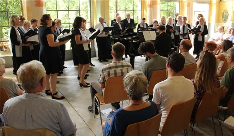 Mit Kantaten, geistlichen Gesängen sowie Volksliedern brilliert der Trinitatis-Kantatenchor im Palmenhaus. Fotos: DL