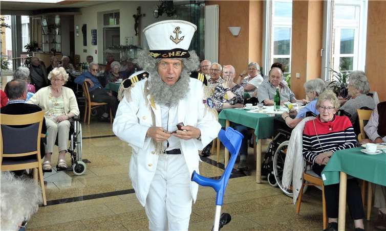 Mit Kapitän Manfred Kessler stachen rund 70 Senioren im Ignatius-Lötschert-Haus in See. Foto: privat