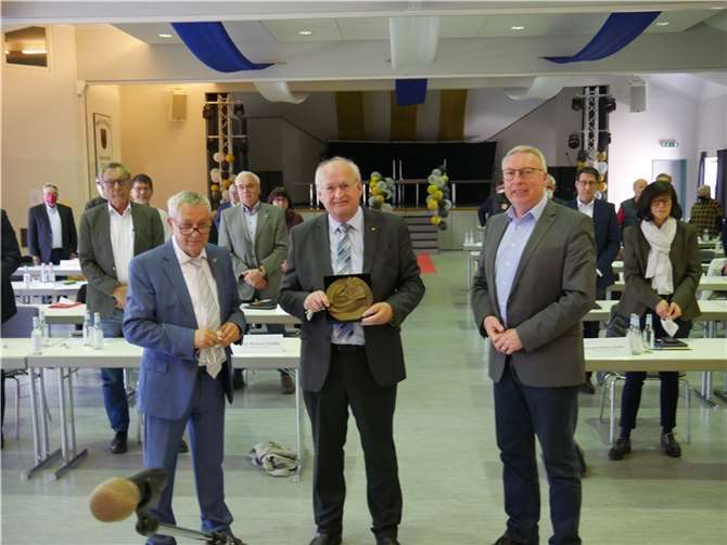 Mit Karl Heinz Simon verlässt ein politisches Urgestein die „kommunalpolitische Bühne“ des Landkreises Cochem-Zell.