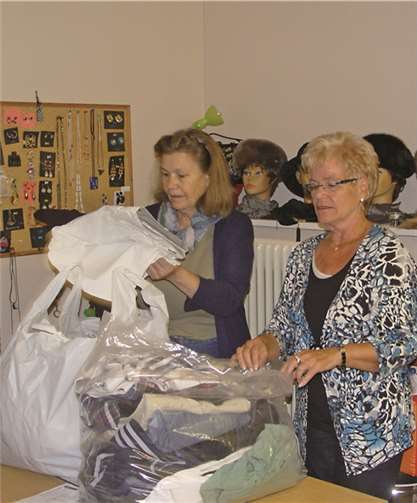 Mit Kennerblick begutachten (v.l.) Elfriede Schumacher und Renate Schleich die gespendeten Textilien und können sie gleich der passenden Abteilung, ob für junge oder ältere Kunden, zuordnen. E.T. Müller