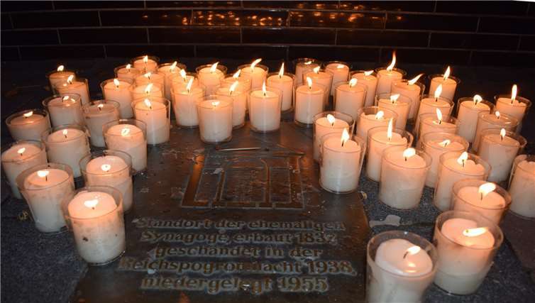 Mit Kerzen gedachte man den Opfern.
