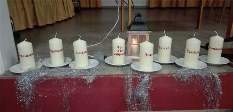 Mit Kerzen wurde das Friedenszeichen dargestellt.privat