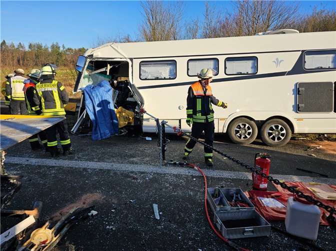 Mit Ketten wurden Teile des Wohnmobils auseinander gezogen.  Quelle: Freiwillige Feuerwehr Königswinter