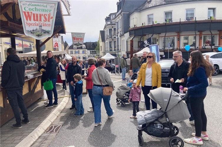 Mit Kind und Kegel bummelten viele Hundert Marktfreunde entlang der Marktstände und stärkten sich an Imbiss- und Getränkeständen.