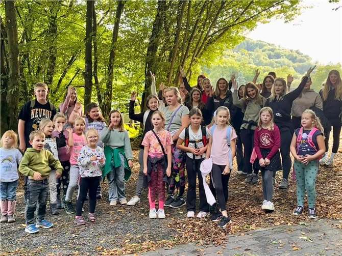 Mit Kinderlachen und guter Laune fand die Schnitzeljagd der KG Mir hale Pool 1929 Verscheid e. V. statt. Fotos: Michael Stüber