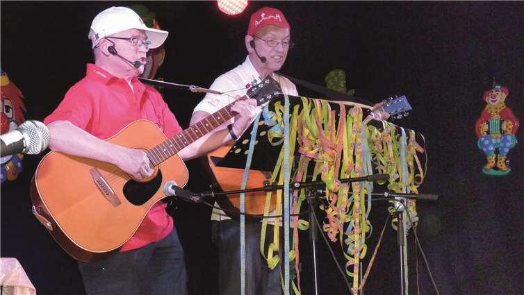 Mit Kölschen Liedern heizten Karl-Heinz Debus (rechts) und Gerd Schäfer die Stimmung an.