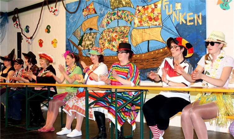 Mit Kölschstängelchen bewerkstelligten die Möhnen ihren Riverdance.