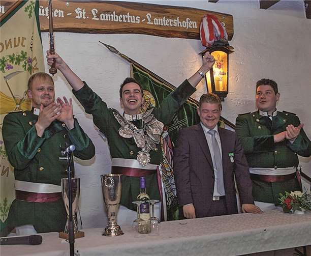 Mit Königskette und Zepter präsentierte sich der neue Lantershofener Schützenkönig Dominik Knieps dem Volk in der Lambertushütte. -VJ-
