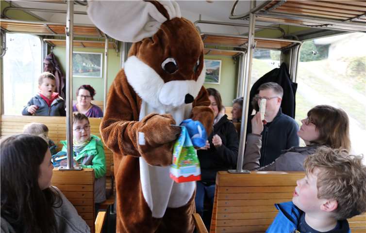 Mit Körben voller Geschenke hoppelte der Osterhase durch den Zug und machte Kinderherzen glücklich.Ulrike Puderbach