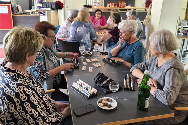 Mit Konzentration bei der Sache: Die Seniorinnen genossen die Gesellschaft bei Spiel und Spaß.  Foto: Susanne Breitbach
