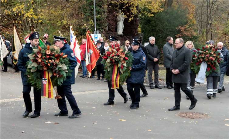 Mit Kränzen wurden den Opfern der Kriege gedacht.