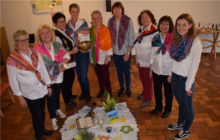 Mit Kreativität und Herzblut hatten die Teams in den Kirchengemeinden wie hier in Singhofen den diesjährigen Weltgebetstag vorbereitet, um den Alltag von Frauen aus Slowenien kennen zu lernen und sich mit ihnen rund um den Globus verbunden zu fühlen.Foto: Dekanat Nassauer Land