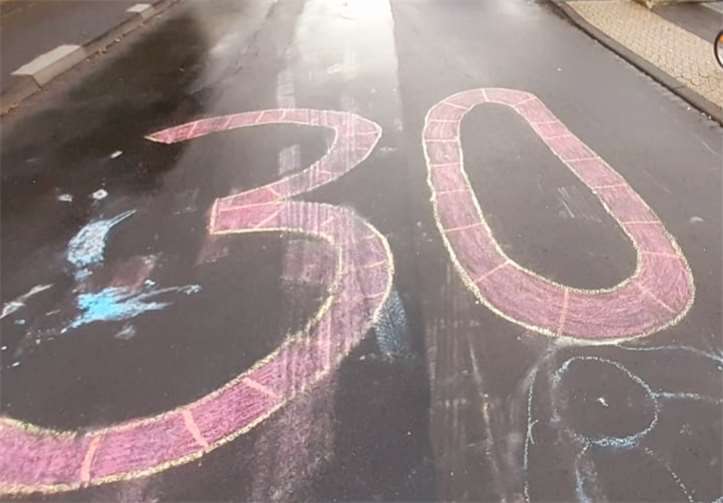 Mit Kreide brachten zusätzliche Markierungen an. Foto: privat