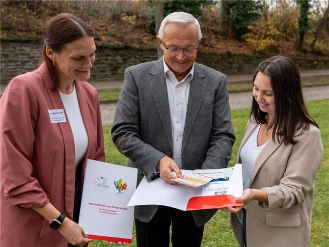 Mit Kreis-Netzwerkkoordinatorin Kindeswohl, Laura Rockenfeller (links) und Nicole Bauer von der Kreisjugendpflege konnte Landrat Achim Hallerbach bereits einen zufriedenen Blick in die neuen Kitamappen „Informationen zum Kinderschutz für Kindertagesstätten im Landkreis Neuwied“ werfen. Foto: Martin Boden / Kreisverwaltung Neuwied.