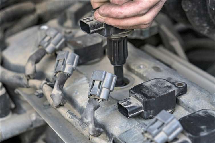 Mit Kriechöl in den Zylindern sollte der Motor ohne Zündkerzenstecker einige Male durchgedreht werden, damit die Kolben geschmiert sind. Foto: fotolia.com © ???????? ???????