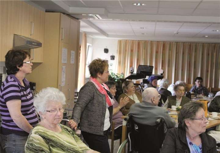 Mit Kuchen und Osterkarten wurde den Bewohnern des Marienstifts eine kleine Freude bereitet. privat