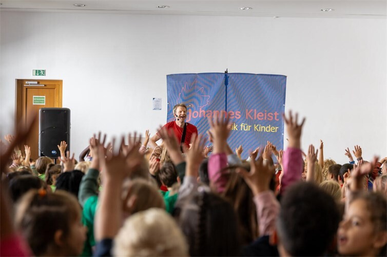 Mit Künstler Johannes Kleist erlebten die Kinder einen lustigen Vormittag. 