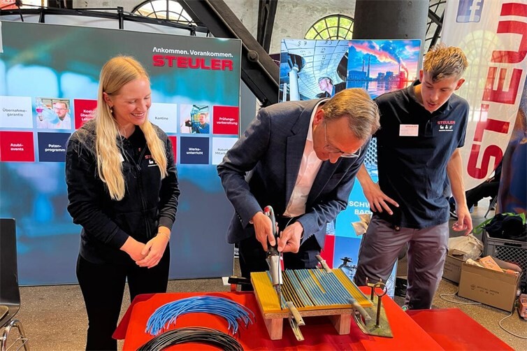 Mit Kunststoff- und Kautschuktechnologie beschäftigt sich die Firma Steuler aus Höhr-Grenzhausen – Josef Oster (Mitte) testete sein Geschick am Messestand.