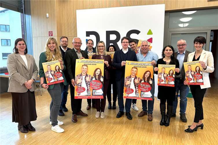 Mit Landrat Achim Hallerbach, Oberbürgermeister Jan Einig, IHK-Regionalgeschäftsführerin Kristina Kutting, WFG-Geschäftsführer Harald Schmillen und der Leiterin der Agentur für Arbeit Neuwied, Stefanie Adam, freuen sich auch die weiteren Vertreterinnen und Vertretern der Fachkräfteallianz auf eine gute Resonanz der Ausbildungsmesse am 28. Mai in David-Roentgen-Schule Neuwied.Foto: Thomas Herschbach